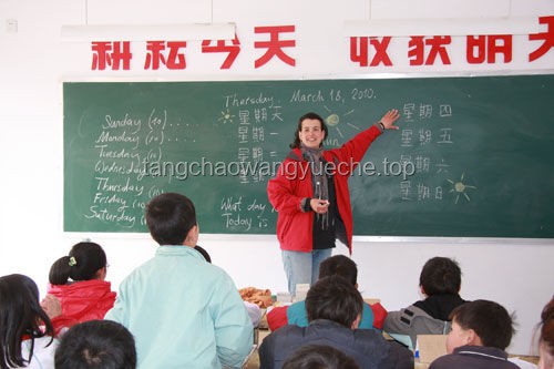 河南酷暑下的教育守护者：山村女教师的创新执着